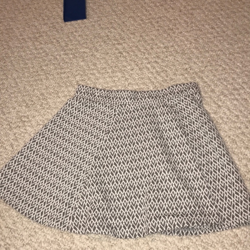 aeropostale grey and white patterned skirt